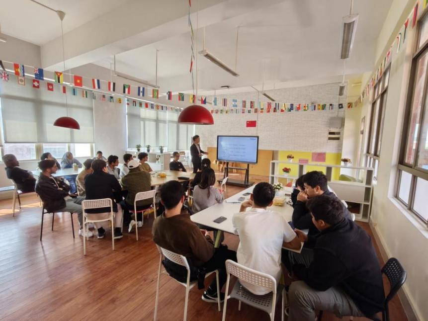 國(guó)際學(xué)院舉辦2025級(jí)來(lái)華留學(xué)生職業(yè)規(guī)劃座談會(huì)，廣州勞務(wù)服務(wù)助力留學(xué)人才融入本地發(fā)展